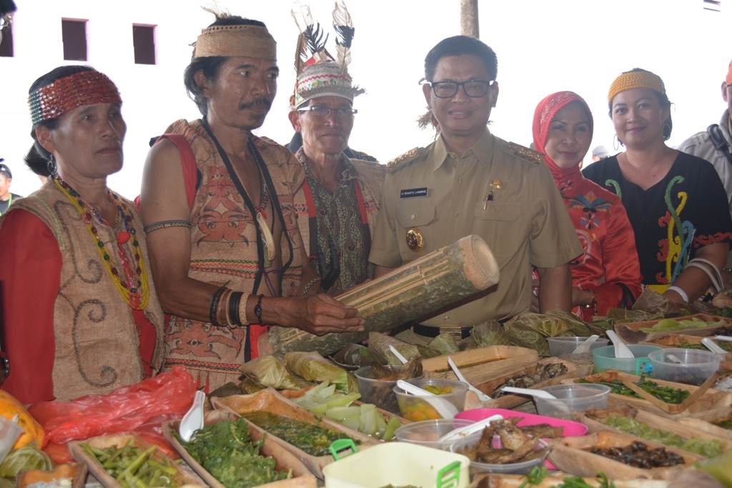 POTENSI : Gubernur Kaltara, Irianto Lambrie berfoto bersama masyarakat adat dan beragam penganan tradisional yang dibuat dari sayur dan rempah-rempah endemis Kaltara. Foto diabadikan Agustus 2014.