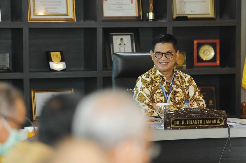 Gubernur Kaltara, Dr H Irianto Lambrie saat memimpin rapat staf, Senin (13/7)