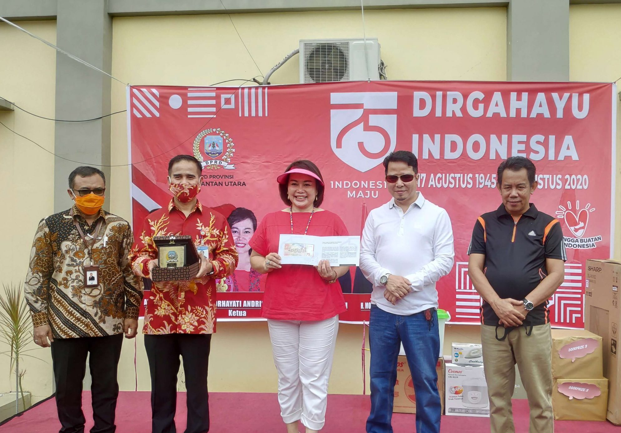 Ketua DPRD Kaltara, Norhayati Andris saat menerima uang pecahan Rp 75.000 dari KPw BI Kaltara Yufrizal. Selasa (18/8/2020)