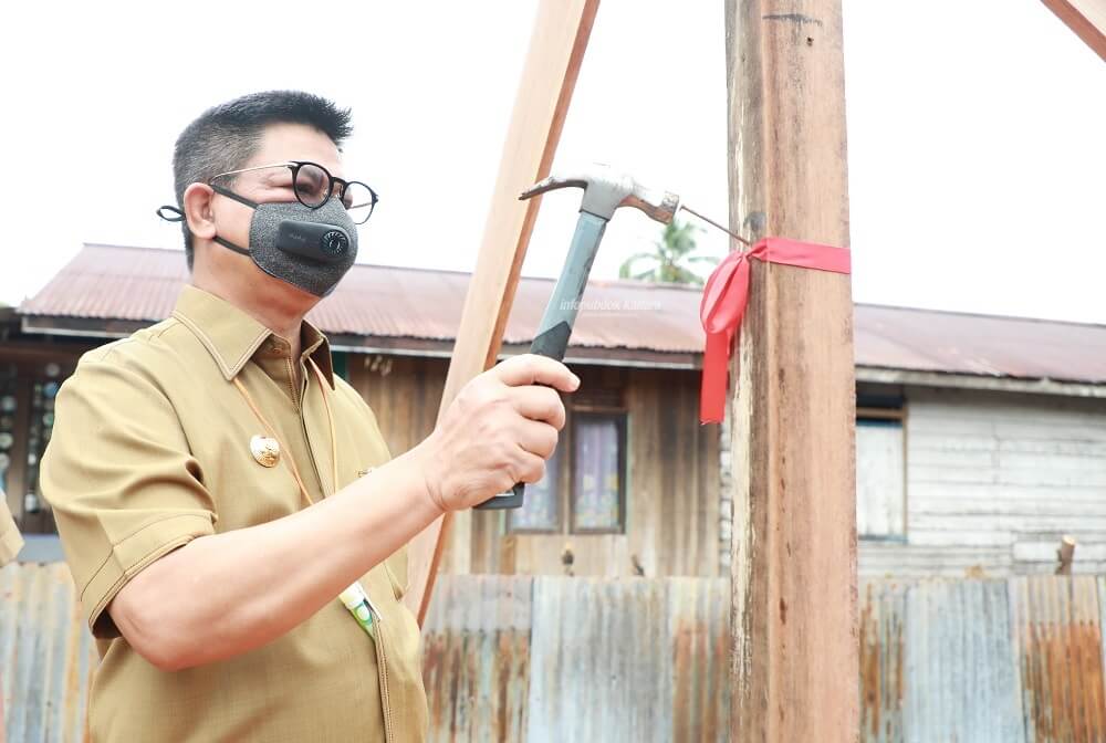 Gubernur Kaltara, Dr H Irianto Lambrie sekaligus ketua Dewan Pembina DPP IKAPTK Kaltara menyerahkan secara simbolis bantuan kepada perwakilan warga korban kebakaran RT 9 Tanjung Selor Ulu, Selasa (4/8)