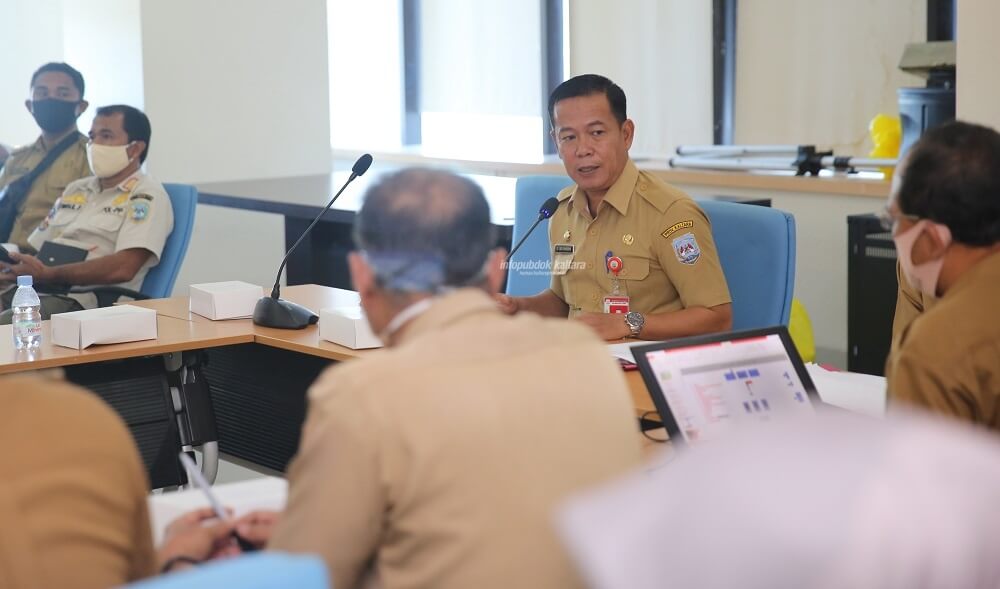 Asisten I Provinsi Kaltara, Datu Iqro Ramadhan saat memimpin rapat persiapan HUT RI ke-75, Selasa (11/8)
