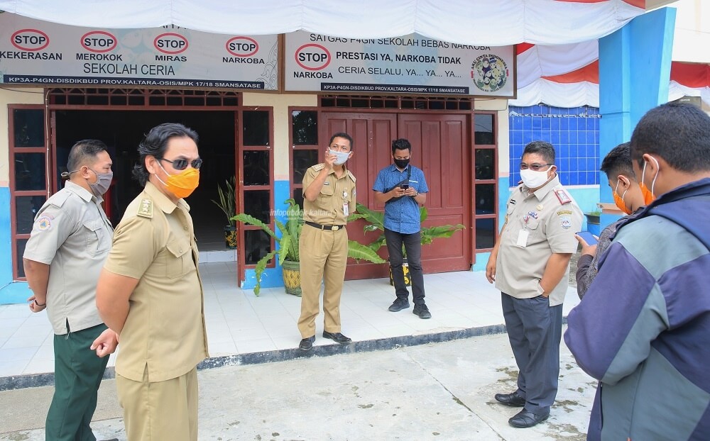 Kalak BPBD Kaltara, Andi Santiaji Pananrangi bersama tim saat memantau kesiapan pelaksanaan AKB di salah satu sekolah di Bulungan, Selasa (11/8)