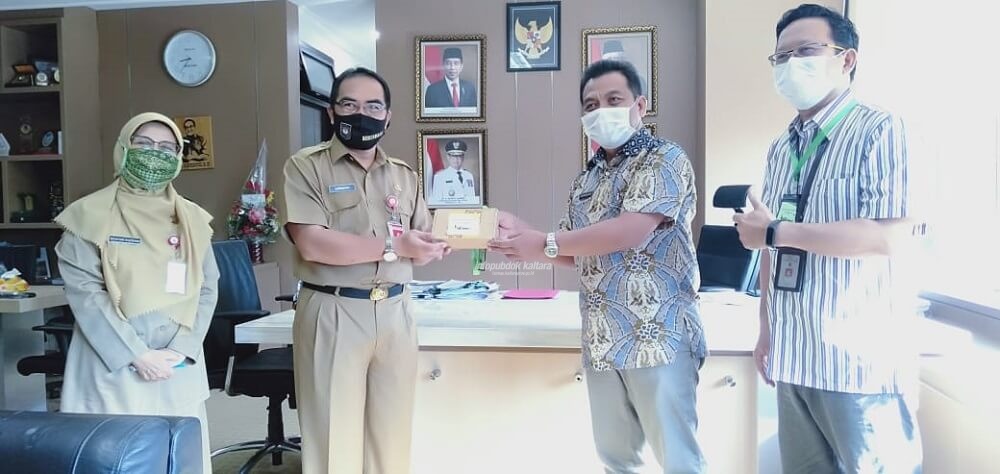Sekprov Kaltara, H Suriansyah saat menerima kunjungan Kepala BPTP Kaltim Muhammad Amin dalam rangka monev program strategis Kementan dan memperkenalkan produk Eucalyptus, pencegah Covid-19 produksi Kementan, Rabu (12/8)