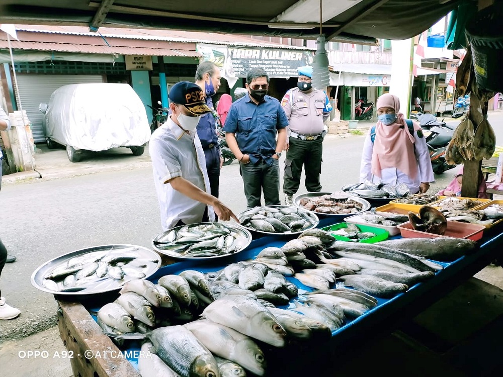 Tim Pengawasan Sumber Daya Kelautan dan Perikanan Terpadu Provinsi Kaltara saat melakukan pemeriksaan Test Kit Formalin pada ikan yang dijual salah satu pedagang di Nunukan, belum lama in