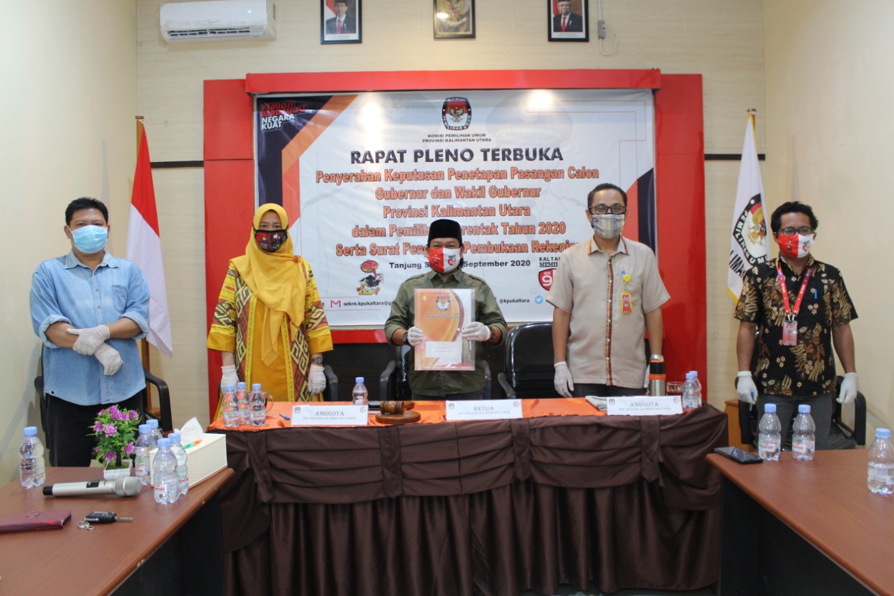 Ketua KPU bersama keempat komisioner sesaat sebelum penetapan paslon gubernur dan wakil gubernur Kaltara/ (Foto : Istimewa)