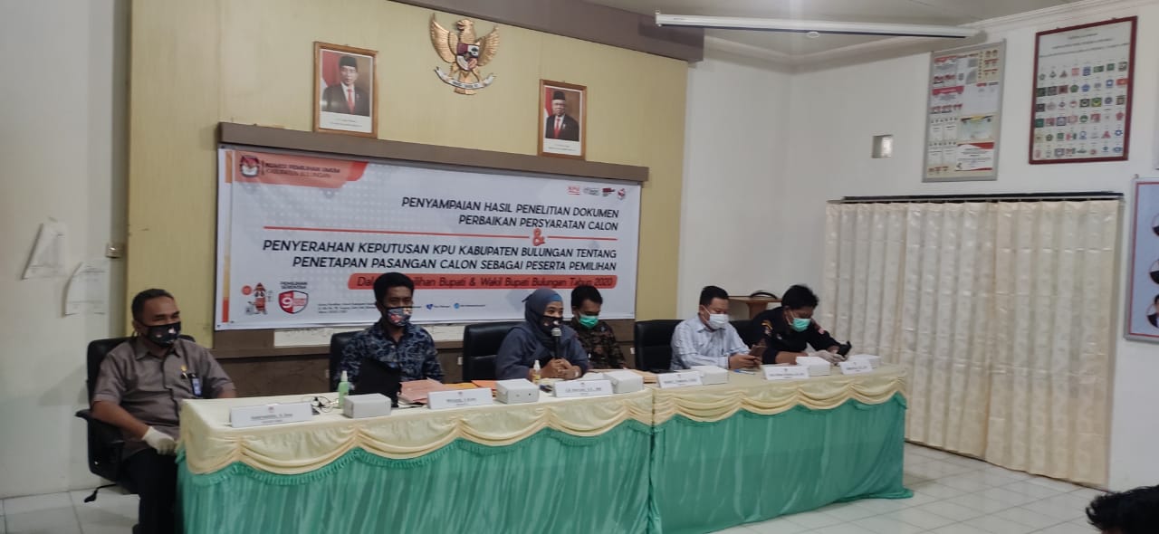 Ketua KPU Bulungan didampingi keempat komisioner saat mengumumkan penetapan keempat calon bupati dan wakil bupati Pilkada Bulungan 2020. (Foto : Dicky)