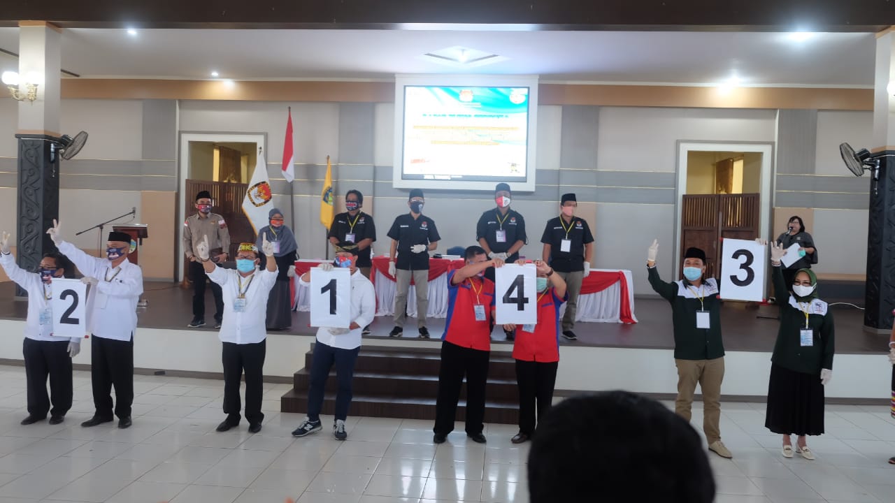 Keempat Paslon saat pengundian nomor urut untuk Pilkada KTT 2020.