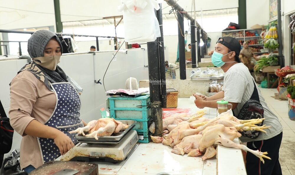 Warga Kaltara yang menggunakan masker saat beraktivitas di luar rumah