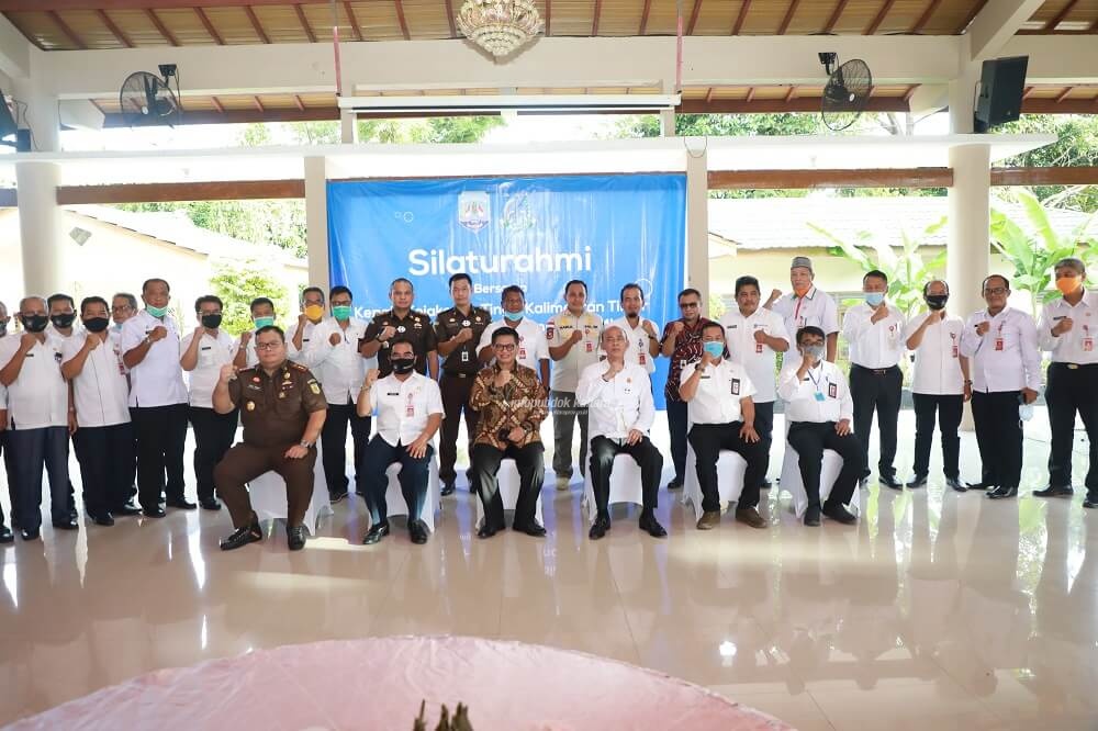 Gubernur Kaltara, Dr H Irianto Lambrie dan Kajati Kaltim Deden Riki Hayatul berfoto bersama jajaran Pemprov Kaltara dan Kejati Kaltim, Rabu (2/9) sore