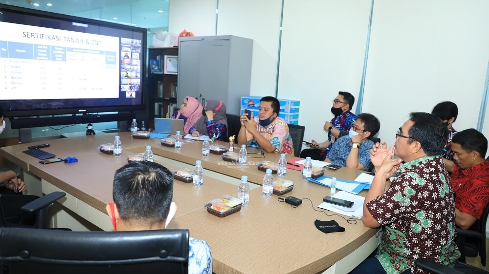 Guna monitoring aset-aset pemerintah daerah (Pemda) yang tersebar di wilayah Kalimantan Utara (Kaltara) dan sesuai Surat Deputi Bidang Pencegahan Komisi Pemberantasan Korupsi Nomor B/1673/KSP.00/10-16/04/2020 tentang Pedoman Pelaporan dan Pengisian Dokumen kelengkapan Capaian Aksi Pencegahan Korupsi Terintegrasi maka dilaksanakanlah Rapat Monitoring dan Evaluasi (Monev) oleh Tim Koordinasi Supervisi dan Pencegahan (Kopsurgah) Komisi Pemberantasan Korupsi (KPK) secara virtual pada Kamis (3/9) di ruang rapat lantai 1 Kantor Gubernur Kaltara.