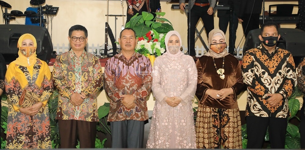 Gubernur Kaltara, Dr H Irianto Lambrie bersama istri, Hj Rita Ratina berfoto bersama Kapolda Kaltara Irjen Bambang Kristiyono dan istri, serta pejabat Kapolda sebelumnya Irjen Indrajit dan istri, Rabu (2/9) malam