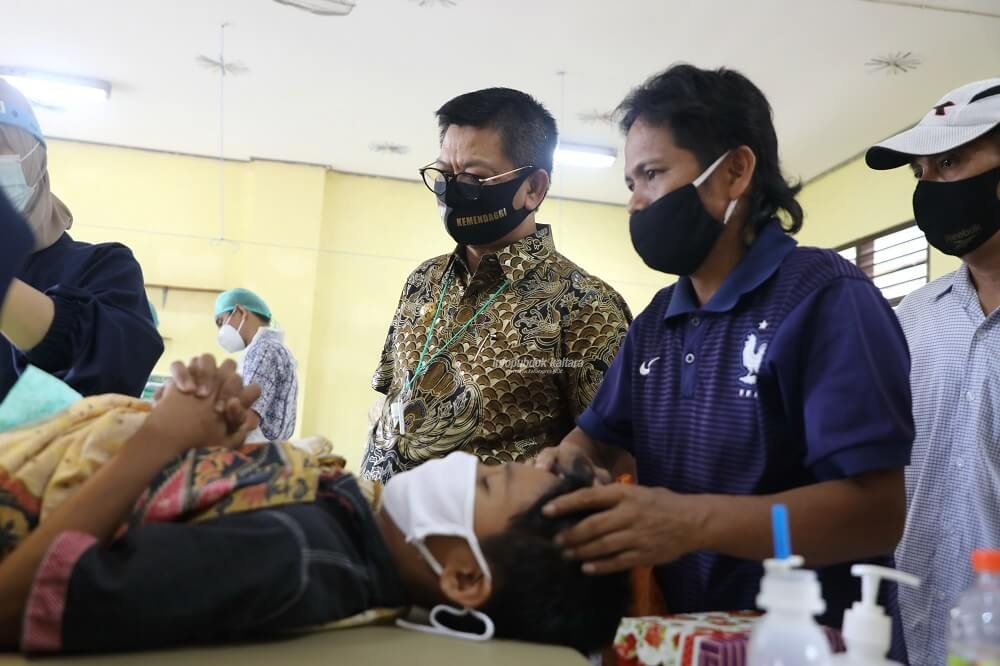 Gubernur Kaltara, Dr H Irianto Lambrie saat meninjau kegiatan khitanan massal dan pengobatan gratis di SMA 3 Juata, Kamis (3/9) siang
