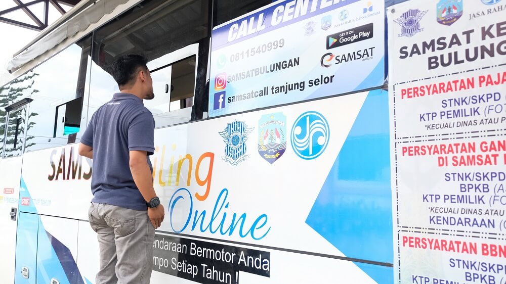 Sejumlah wajib pajak saat membayar pajak kendaraannya di Samsat Keliling