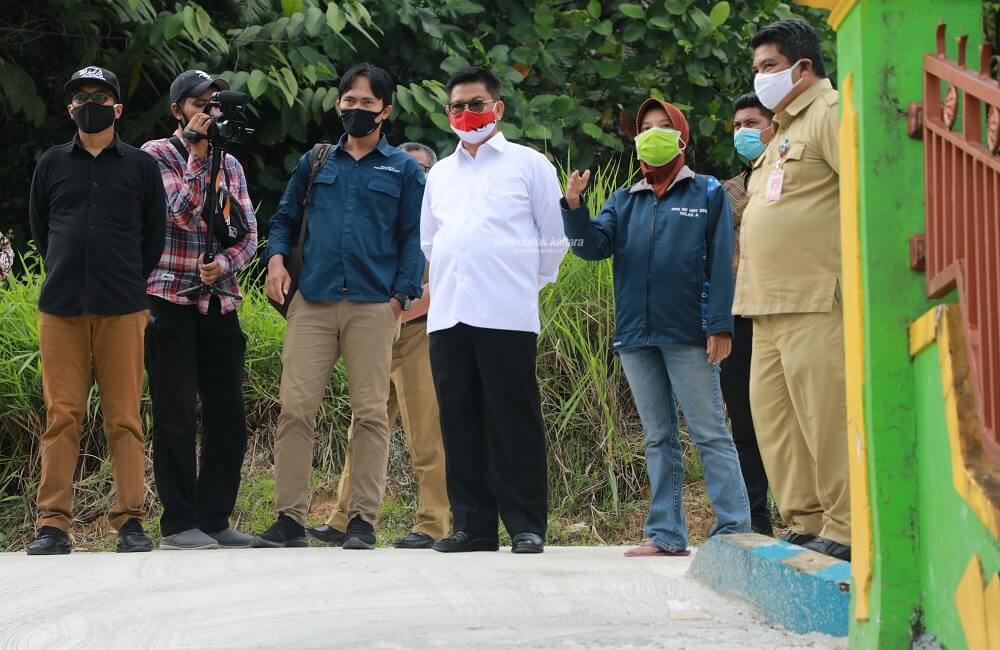 Gubernur Kaltara, Dr H Irianto Lambrie saat meninjau hasil pembangunan jalan lingkungan di Kampung 4, Kota Tarakan, Senin (7/9)