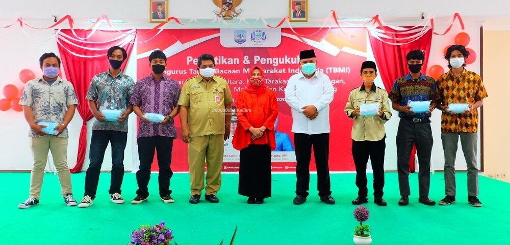 Bunda Baca Kaltara, Hj Rita Ratina Irianto Lambrie berfoto bersama pengurs TBMI Kaltara dan kabupaten/kota se-Kaltara, Senin (7/9)