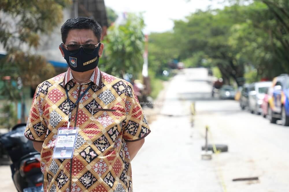 Gubernur Kaltara, Dr H Irianto Lambrie saat meninjau progres pelebaran Jalan Bhayangkara, Kota Tarakan, Selasa (8/9).