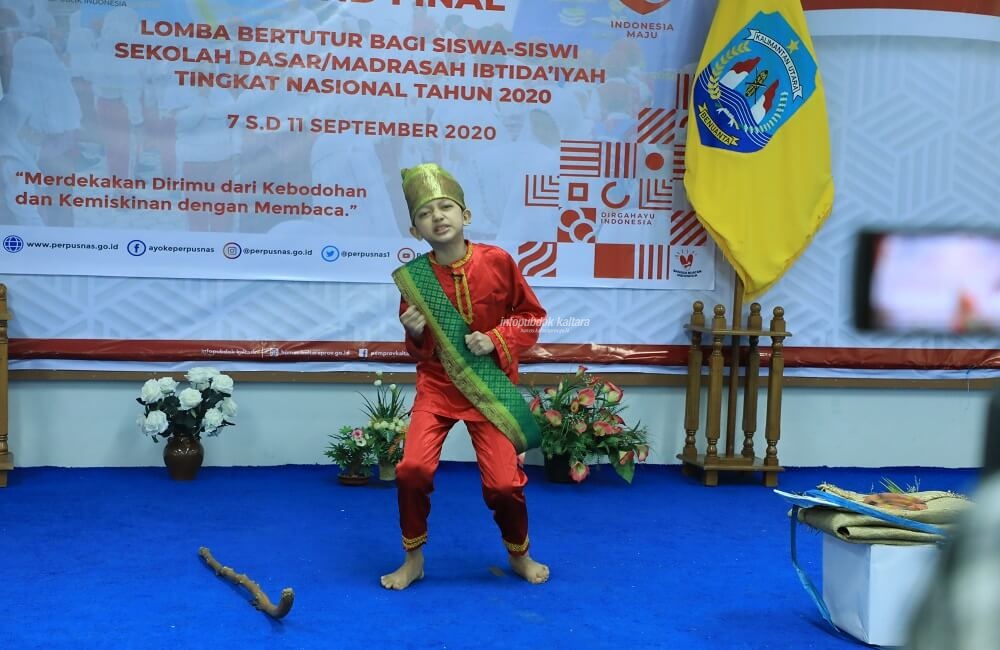 Aime Contador Ramadhan saat menuturkan cerita Yadu Usud pada Lomba Bertutur Bagi Siswa-Siswi SD/MI Tingkat Nasional 2020, Selasa (8/9)