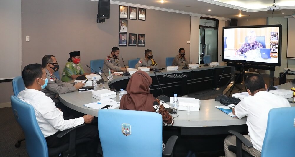 Asisten Bidang Pemerintahan dan Kesra, Datu Iqro Ramadhan saat mengikuti rakor Pilkada 2020 secara virtual, Rabu (9/9)