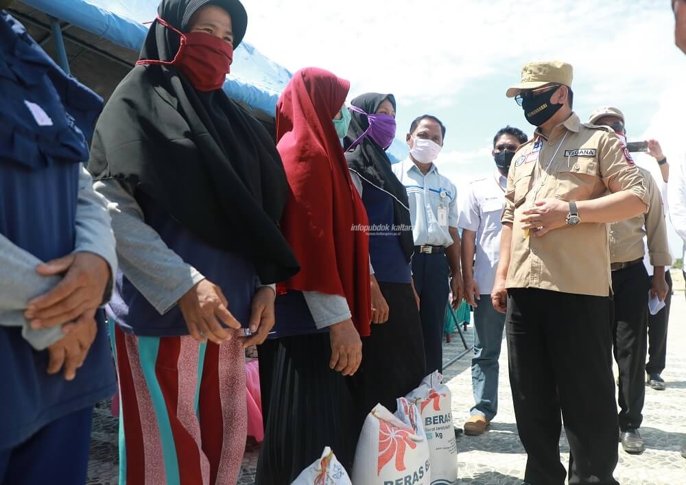 Gubernur Kaltara, Dr H Irianto Lambrie sebagai wakil pemerintah pusat di daerah menyerahkan bantuan beras kepada KPM Bansos Beras Program Keluarga Harapan di Tanjung Aru, Sebatik Timur, Rabu (9/9)
