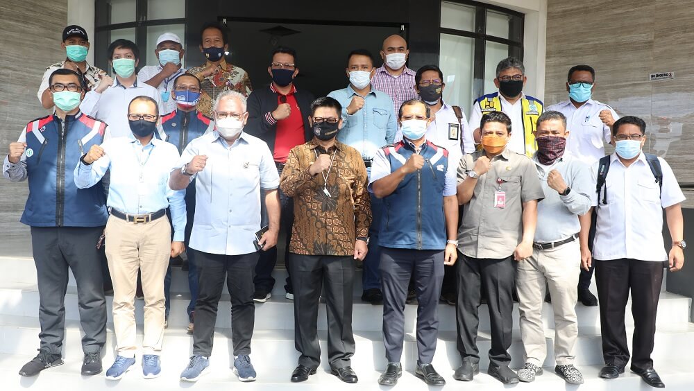 Gubernur Kaltara, Dr H Irianto Lambrie bersama Deputi I KSP Febry Calvin T dan tim dari Kementerian PUPR, PT Waskita dan PT KHE yang akan meninjau lokasi PLTA Kayan di Peso, Kamis (10/9)