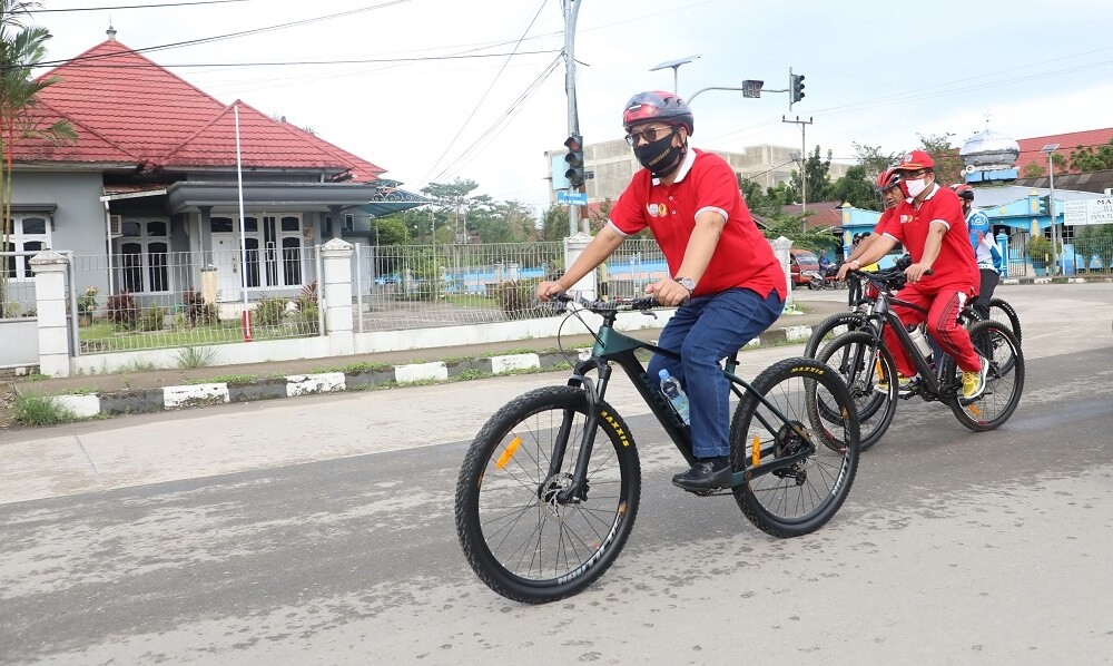 Gubernur Kaltara, Dr H Irianto Lambrie bersama masyarakat Tanjung Selor melakukan aksi bersepeda bersama dalam rangka peringatan Haornas ke-37, Jumat (11/9)