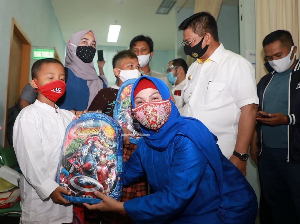 Gubernur Kaltara, Dr H Irianto Lambrie bersama istri, Hj Rita Ratina saat menyerahkan bingkisan kepada peserta khitanan massal di RSUD Tarakan, Sabtu (12/9) pagi