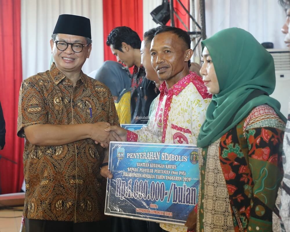 Gubernur Kaltara, Dr H Irianto Lambrie saat menyerahkan secara simbolis Bankeu Khusus untuk Penyuluh Pertanian Non PNS TA 2020, baru-baru ini