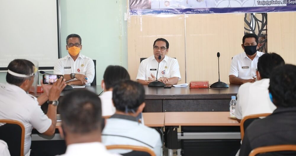 Sekprov Kaltara, H Suriansyah didampingi Kepala Dinsos Kaltara Heri Rudiyono saat membuka Pembinaan dan Pemberdayaan Forum CSR, Rabu (16/9) lalu