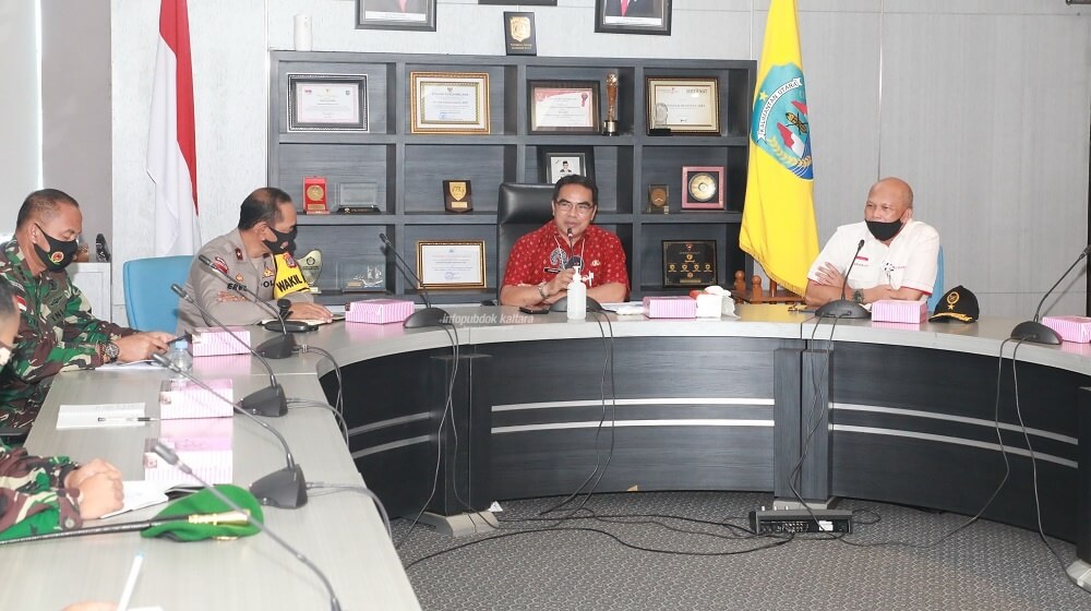Sekprov Kaltara, H Suriansyah didampingi beberapa kepala OPD dan unsur TNI/Polri mengadakan rapat bersama tim Mekopolhukan terkait upaya penanganan Covid-19 di Provinsi Kaltara, Kamis (17/9)