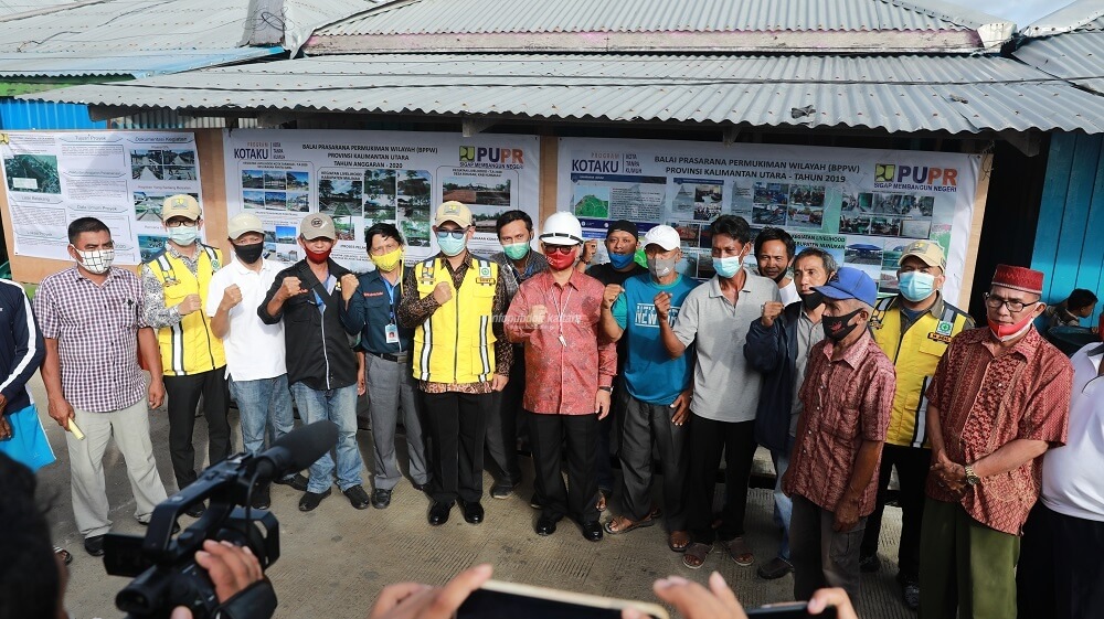 Gubernur Kaltara, Dr H Irianto Lambrie saat meninju proyek pentaan kawasan kumuh di RT 8 Juata Laut, Tarakan Utara, baru-baru ini
