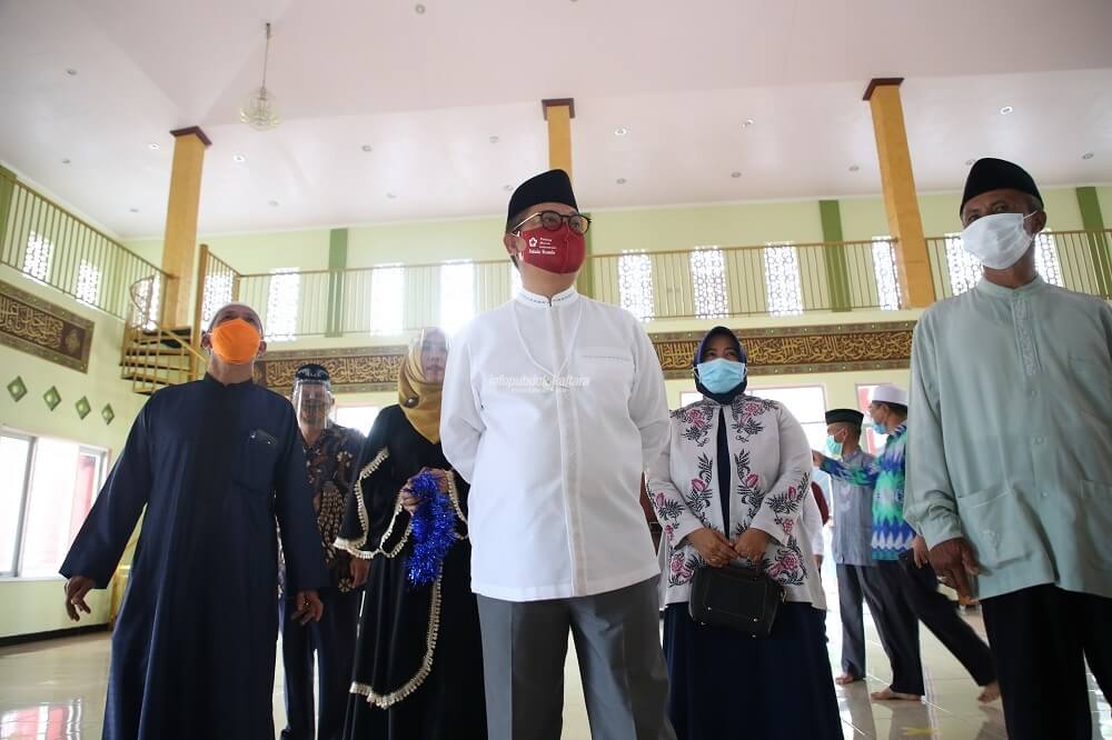 Gubernur Kaltara, Dr H Irianto Lambrie meninjau keadaan Masjid Sirajul Huda Sabanar Baru yang diresmikan setelah dilakukan pengguntingan pita pada Ahad (20/9)
