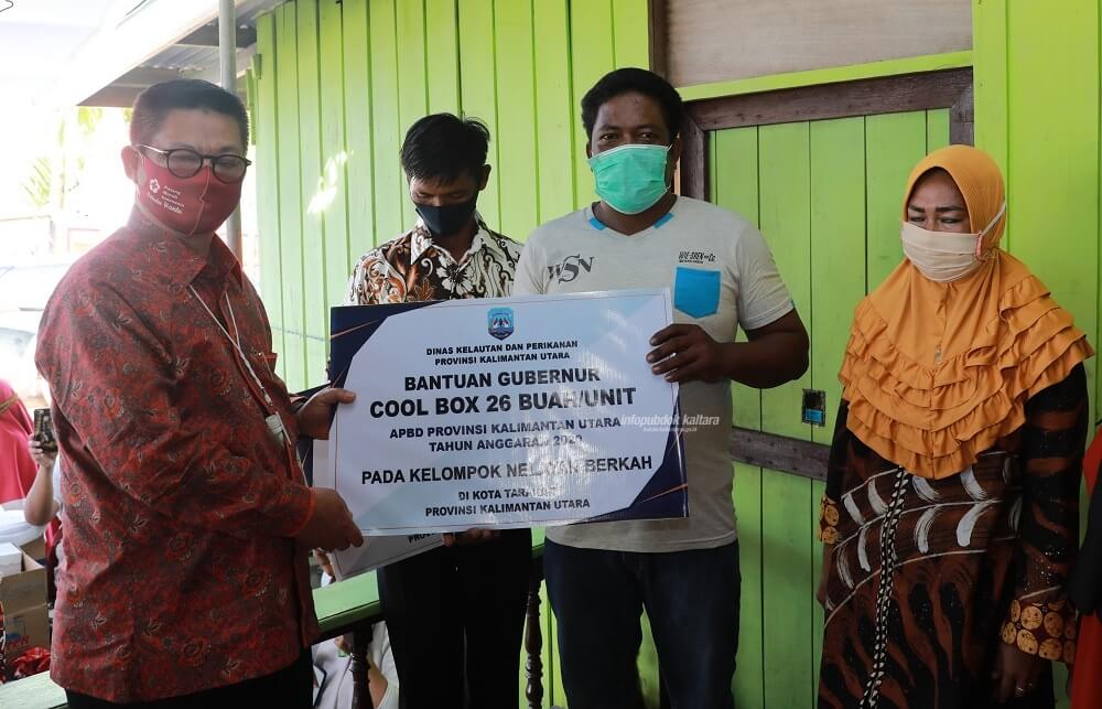 Gubernur Kaltara, Dr H Irianto Lambrie saat menyerahkan bantuan kepada kelompok nelayan ‘Berkah’ Kota Tarakan, baru-baru ini