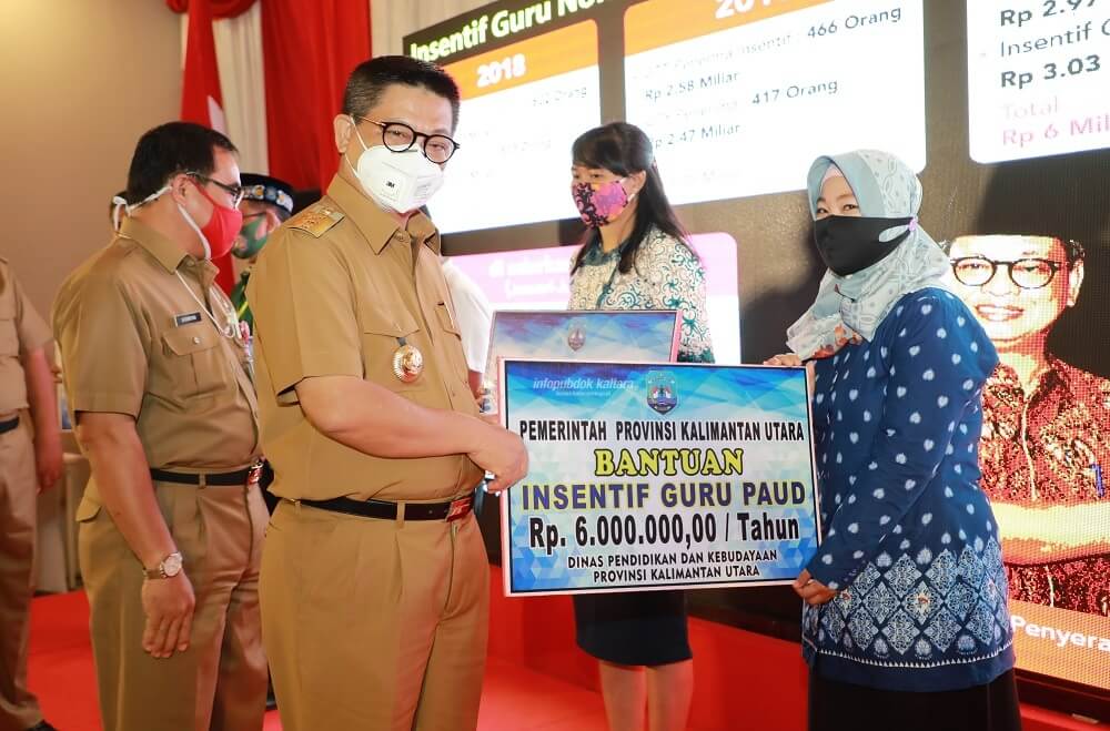 Gubernur Kaltara, Dr H Irianto Lambrie saat menyerahkan secara simbolis bankeu khusus insentif guru PAUD, belum lama ini.