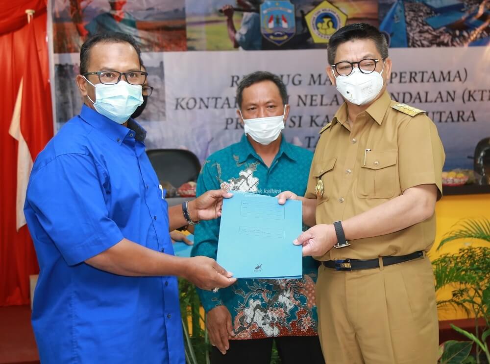Gubernur Kaltara, Dr H Irianto Lambrie saat menyerahkan secara simbolisi SK KTNA kepada perwakilan penyuluh pertanian, Senin (21/9)
