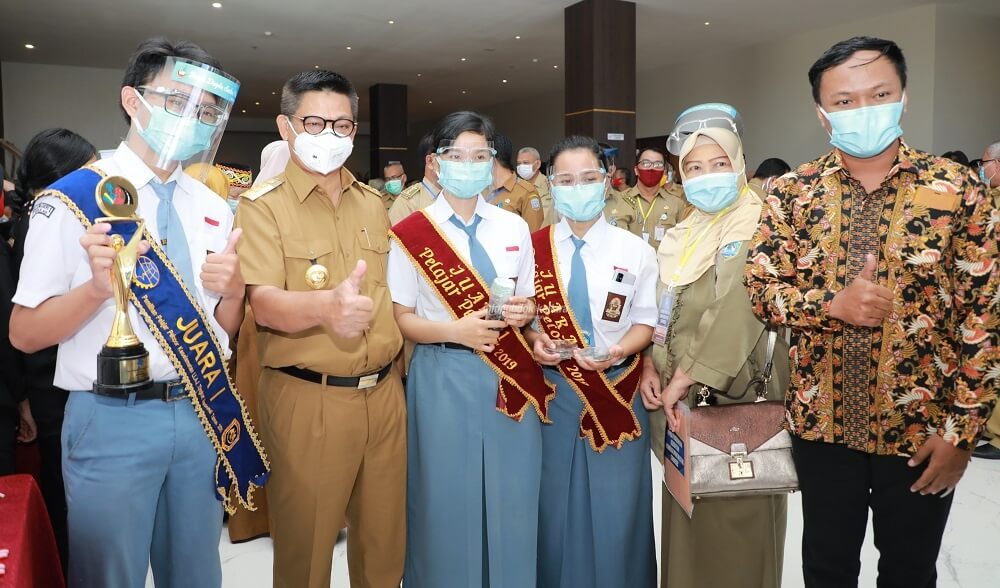 Gubernur Kaltara, Dr H Irianto Lambrie berfoto bersama pelajar berprestasi asal Kaltara di sela Rembuk Pendidikan dan Kebudayaan, Senin (21/9)