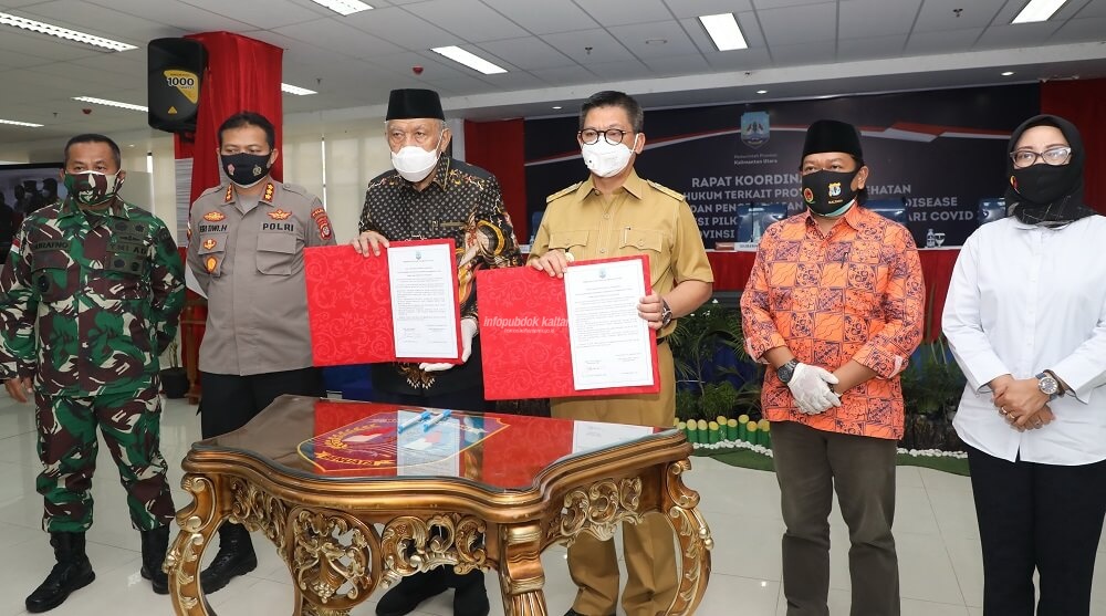Gubernur Kalimantan Utara, Dr H Irianto Lambrie usai menandatangani fakta integritas Pilkada Damai bersama KPU dan Bawaslu Provinsi Kaltara, Selasa (22/9)