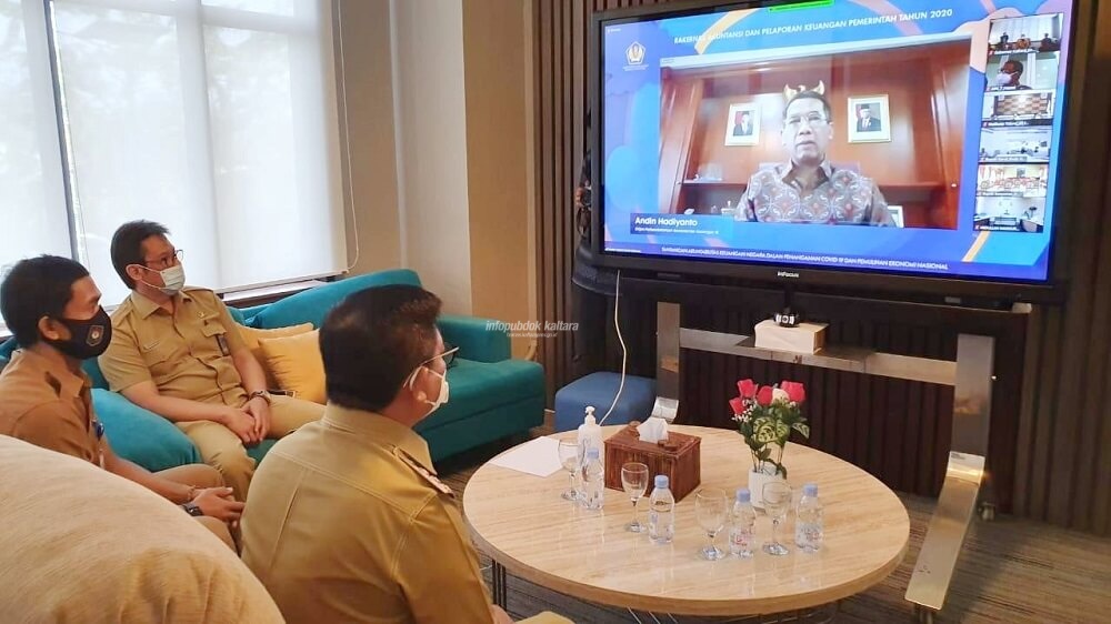 Gubernur Kaltara, Dr H Irianto Lambrie saat mengikuti Rakernas Akuntansi dan Pelaporan Keuangan Tahun 2020 secara daring, Selasa (22/9)