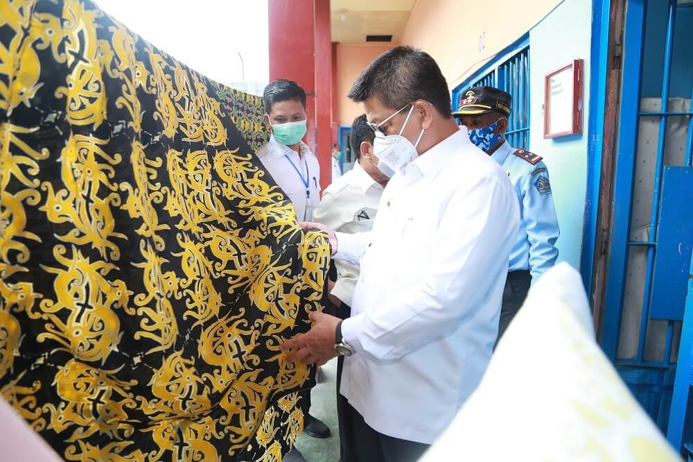 Gubernur Kaltara, Dr H Irianto Lambrie bersama Kalapas Tarakan Yosef Benyamin Yembise saat meninjau hasil kerajian tangan warga binaan Lapas Tarakan, Rabu (23/9)