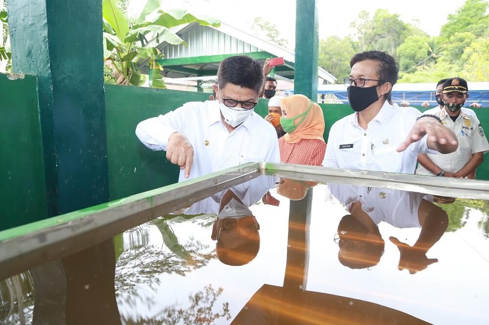 Gubernur Kaltara, Dr H Irianto Lambrie bersama istri, Hj Rita Ratina Irianto Lambrie pada peresmian pabrik penyulingan kayu putih UPTD KPH Tarakan, Rabu (23/9) sore