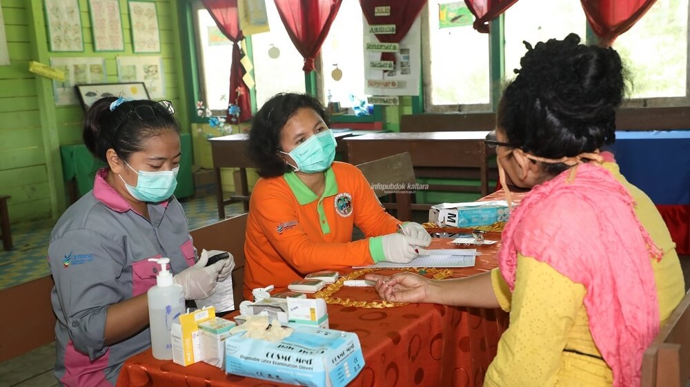 Kegiatan pelayanan kesehatan yang dilakukan sejumlah tenaga medis pada program Dokter Terbang, belum lama ini