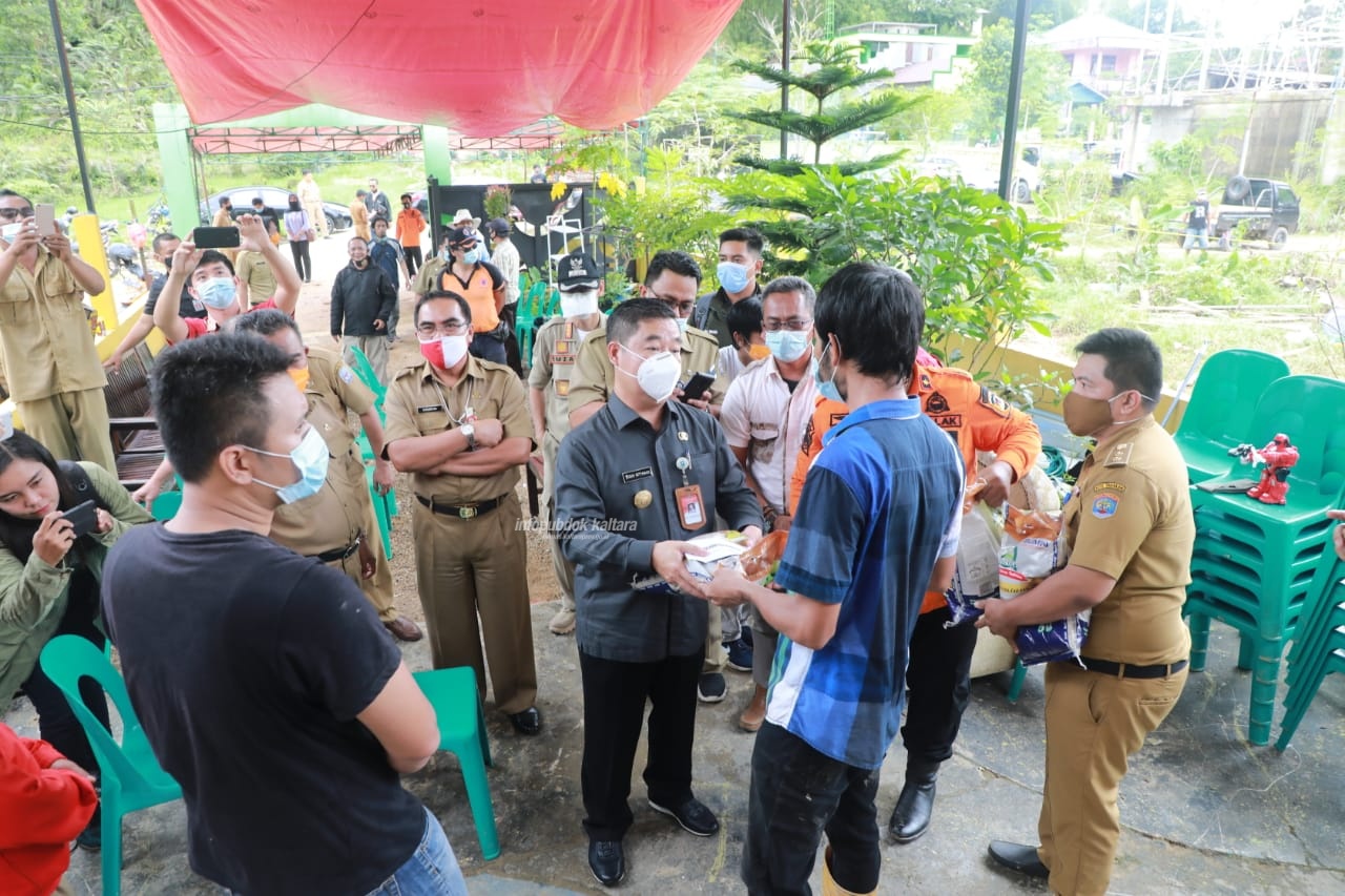 Pjs Gubernur Kaltara Teguh Setyabudi saat memberikan bantuan kepada korban Tanah Longsor di Tarakan