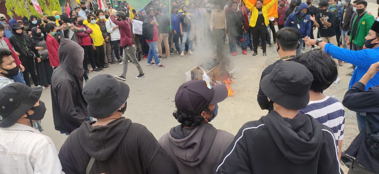 Mahasiswa saat melakukan aksi demonstrasi di depan Gedung DPRD Kaltara, Jalan Kolonel Sutadji, Tanjung Selor, Kamis (8/10/2020). (Foto : Dicky)
