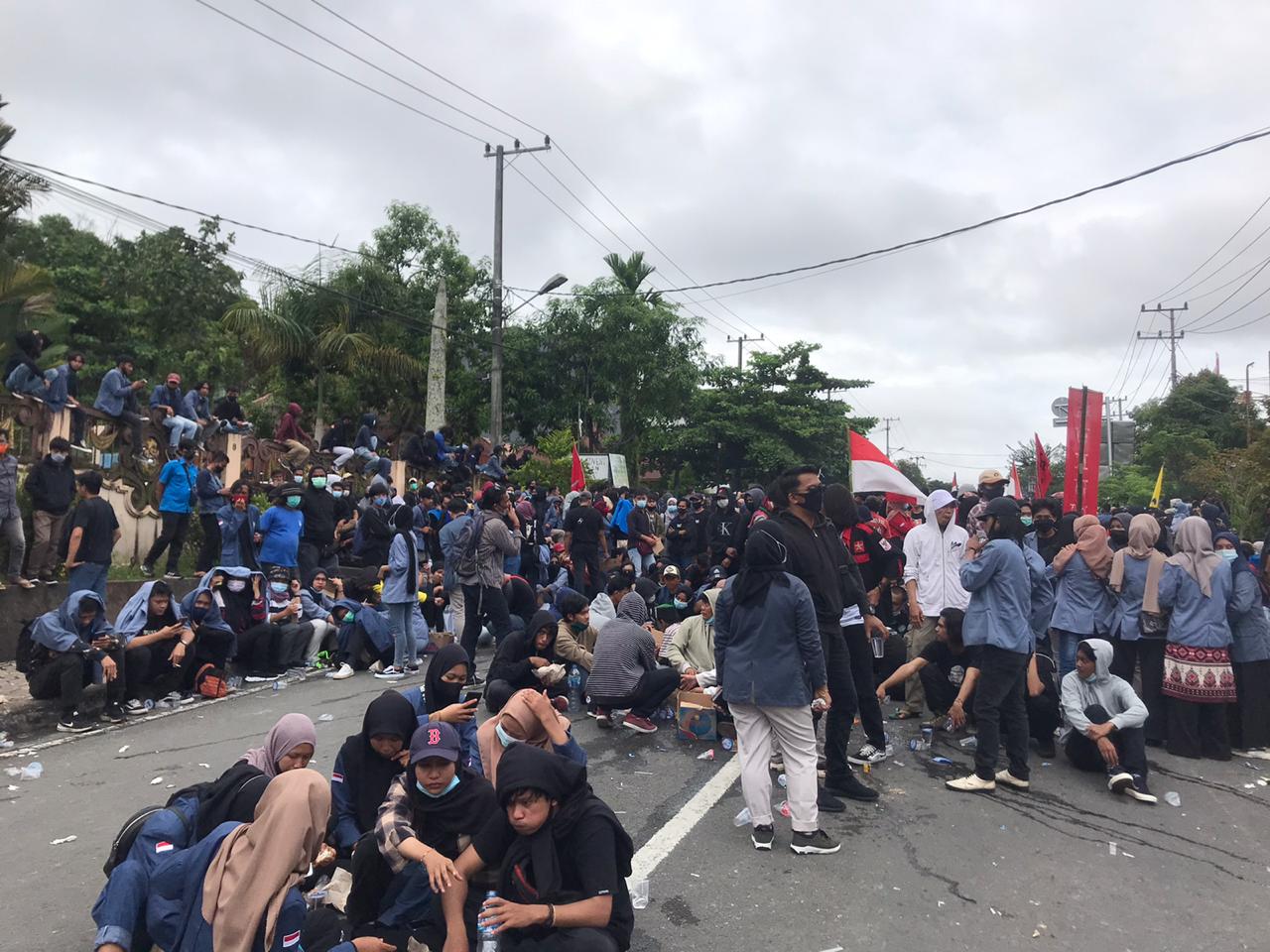 Aliansi Gempar saat melakukan demonstrasi tolak Omnisbus Law UU Cipta Kerja di depan Gedung DPRD Tarakan, Senin (12/10/2020). (Foto : Sachrin)