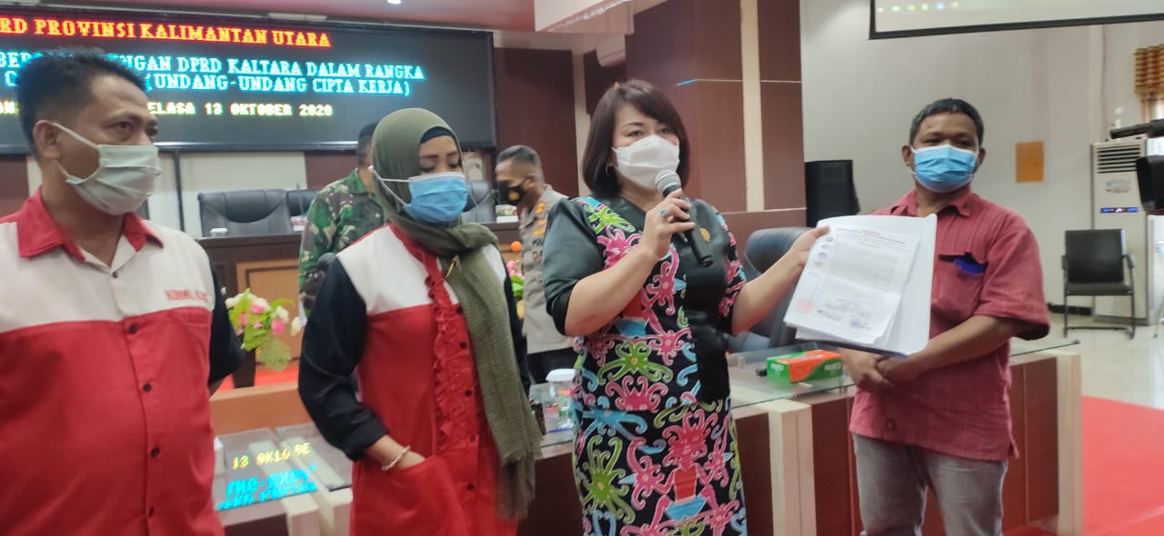 Ketua DPRD Kaltara Norhayati Andris saat menerima tuntutan tertulis yang disampaikan buruh