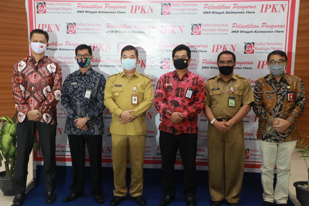 Pjs Gubernur Kaltara Teguh Setyabudi saat berfoto bersama dalam acara Pelantikan Pengurus IPKN