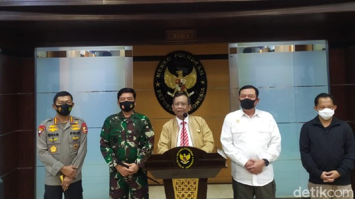 Pernyataan sikap pemerintah menanggapi aksi demonstrasi yang rusuh dibacakan Menko Polhukam Mahfud Md (Foto: Luqman Nurhadi Arunanta/detikcom)
