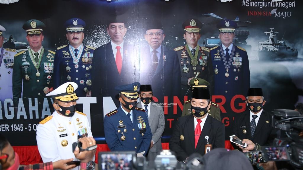 Pjs Gubernur Kaltara saat selesai mengikuti Upacara Peringatan HUT TNI ke-75