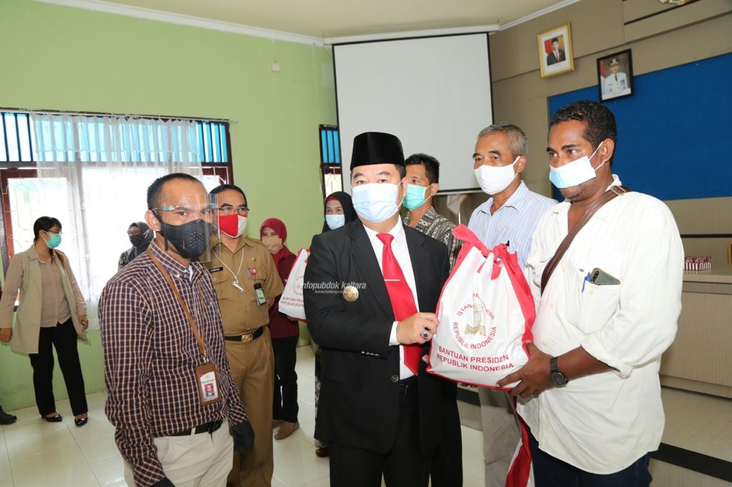 Pjs Gubernur Kaltara, Teguh Setyabudi menyerahkan secara simbolis bantuan Presiden RI Joko Widodo untuk warga korban bencana alam tanah longsor di Kota Tarakan, di ruang pertemuan kantor Kecamatan Tarakan Tengah, Senin (5/10).