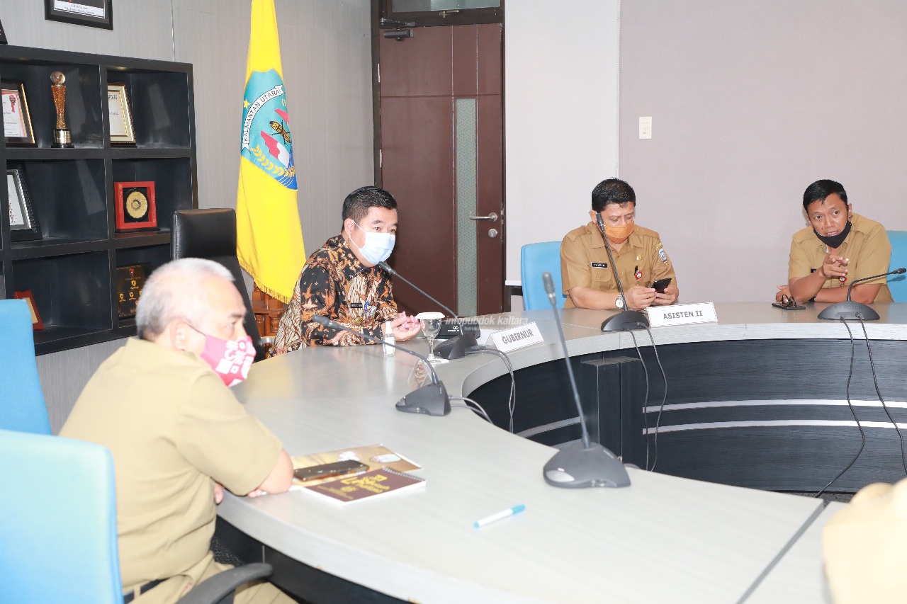 Pjs Gubernur Kaltara Teguh Setyabudi memimpin Rakor Strategi Penyusunan Peta Peluang Investasi Proyek Prioritas Strategis Berbasis Kawasan secara virtual di Ruang Rapat Lt 1 Kantor Gubernur Kaltara, Selasa (6/10).