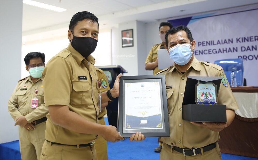 Kepala Bappeda-Litbang Kaltara, Risdianto menyerahkan plakat penghargaan kepada perwakilan Pemkab Nunukan yang menjadi juara III Penilaian Kinerja Aksi 1-4 Kabupaten/Kota Dalam KP2S Provinsi Kaltara Tahun 2020, Selasa (6/10)